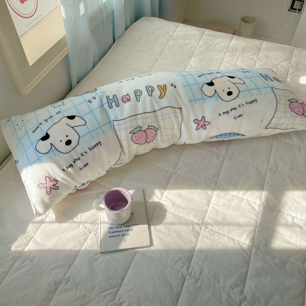 91家纺网 家纺一手货源 找家纺 六巷胡同 2025新款INS博主可爱风A类200g牛奶绒长条大抱枕 抱枕-假日露营记