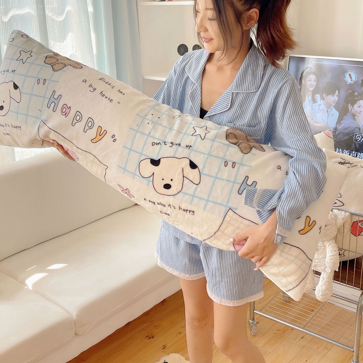 91家纺网 家纺一手货源 找家纺 六巷胡同 2025新款INS博主可爱风A类200g牛奶绒长条大抱枕 抱枕-假日露营记