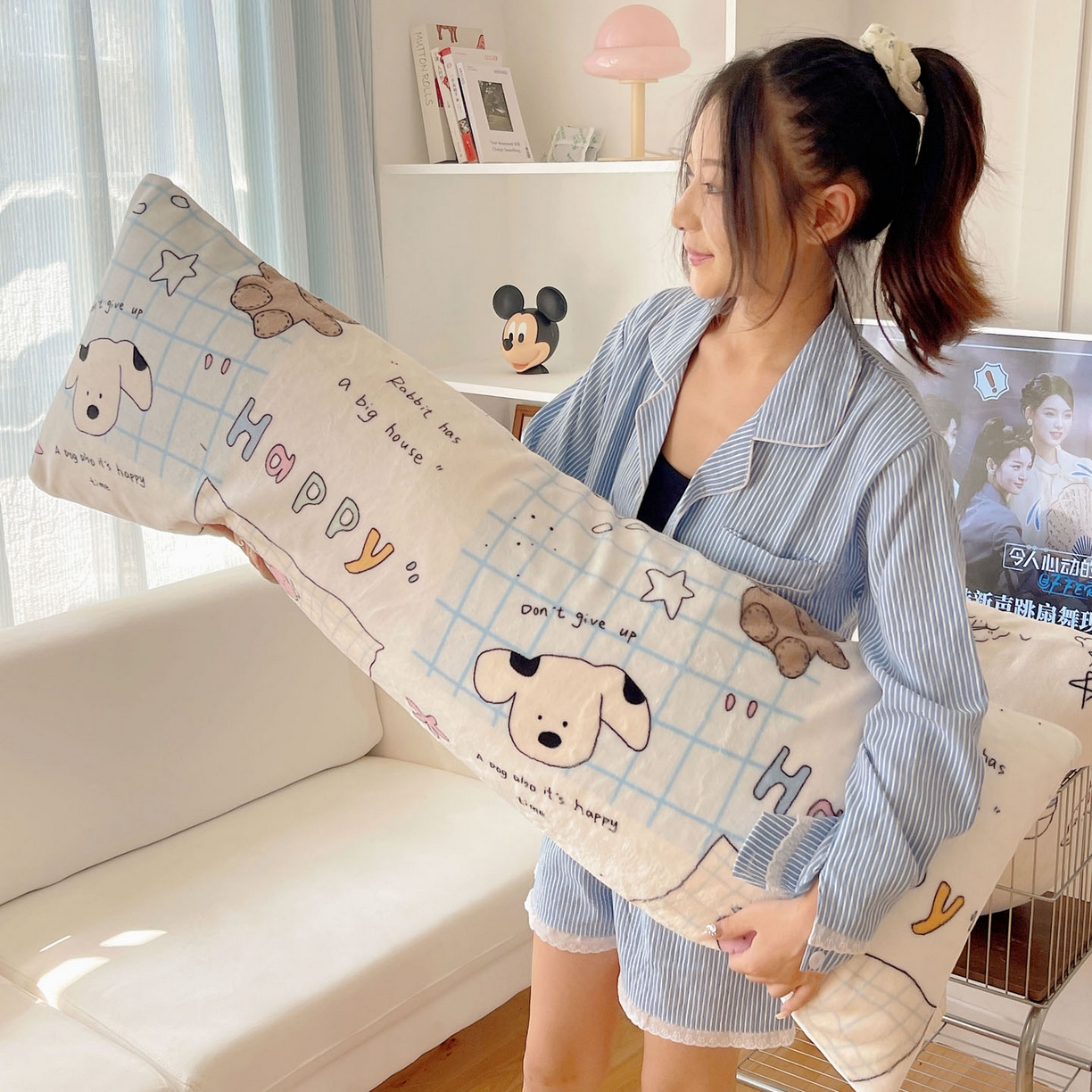 91家纺网 家纺一手货源 找家纺 六巷胡同 2025新款INS博主可爱风A类200g牛奶绒长条大抱枕 抱枕-假日露营记