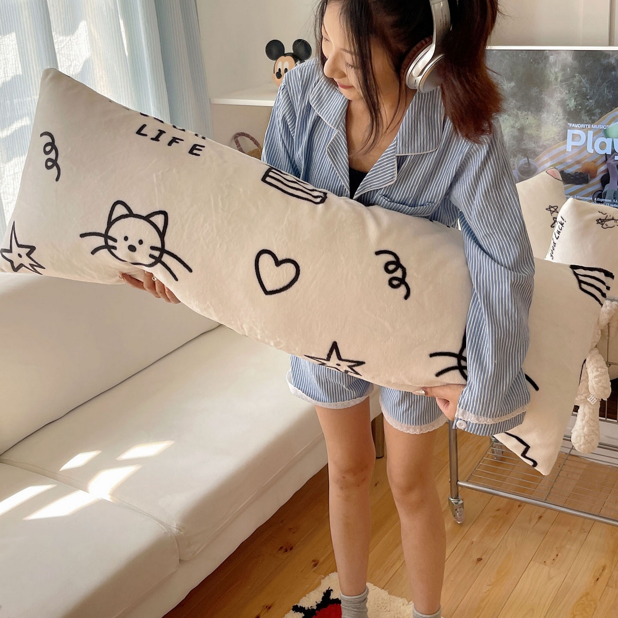 91家纺网 家纺一手货源 找家纺 六巷胡同 2025新款INS博主可爱风A类200g牛奶绒长条大抱枕 抱枕-可爱涂鸦集