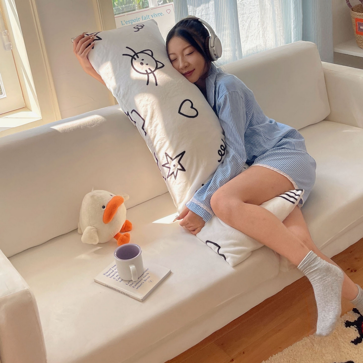 91家纺网 家纺一手货源 找家纺 六巷胡同 2025新款INS博主可爱风A类200g牛奶绒长条大抱枕 抱枕-可爱涂鸦集