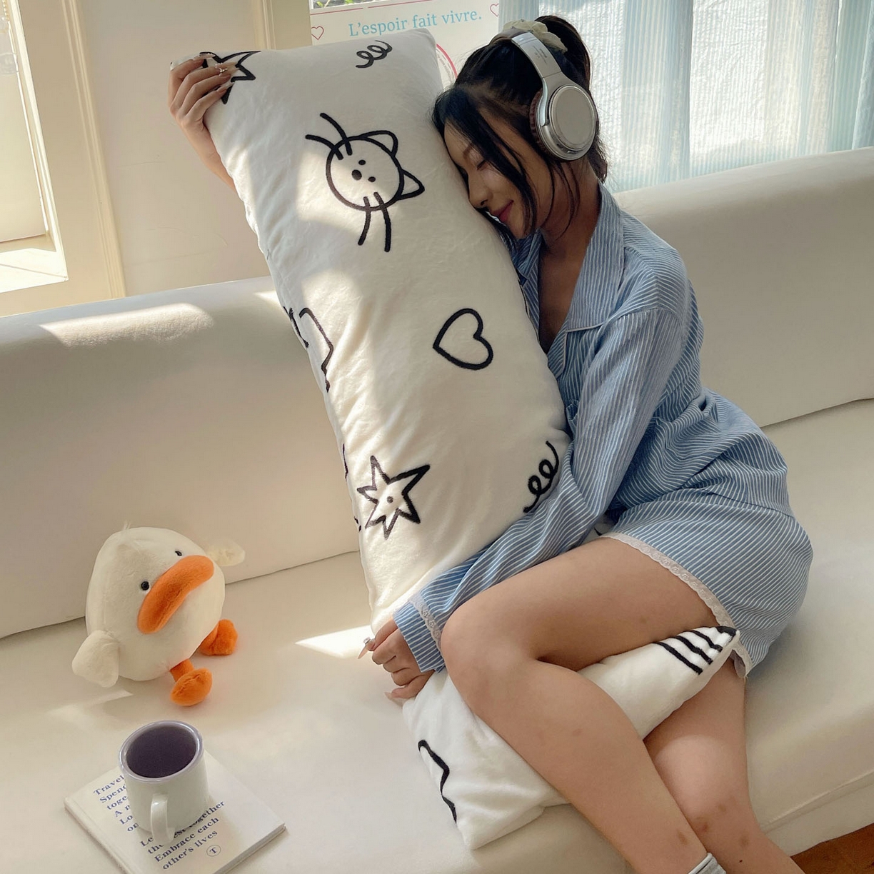 91家纺网 家纺一手货源 找家纺 六巷胡同 2025新款INS博主可爱风A类200g牛奶绒长条大抱枕 抱枕-可爱涂鸦集