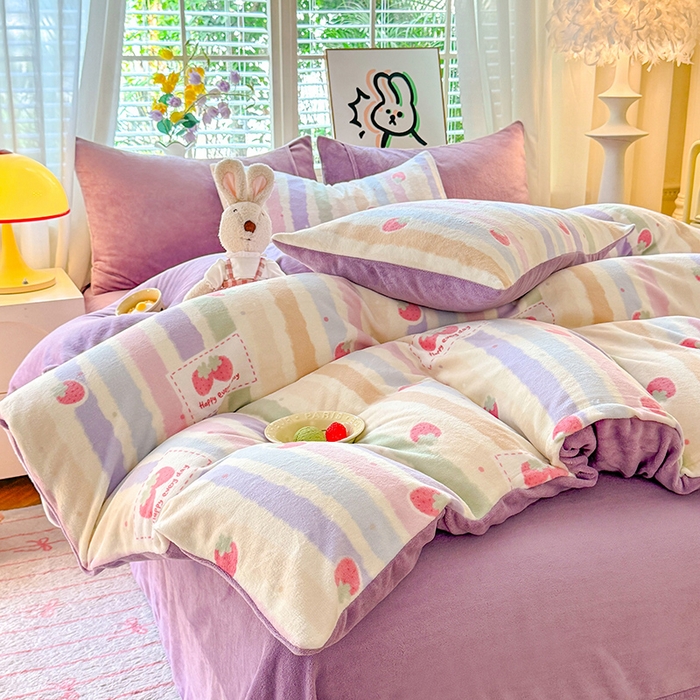 91家纺网 家纺一手货源 找家纺 九诺家纺 2025秋冬新款牛奶绒床单四件套【圆角吊边花边床单】 彩虹草莓