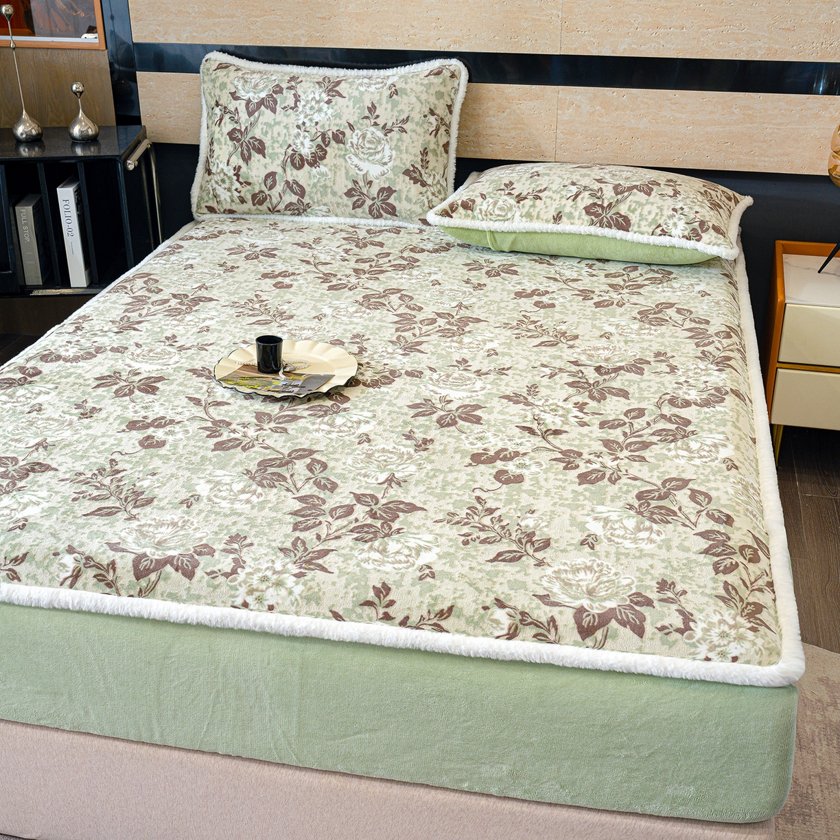 91家纺网 家纺一手货源 找家纺 鹿辉家居（原吉欧力） 2025新款牛奶绒雕花兔毛绒包边床笠 墨花如梦