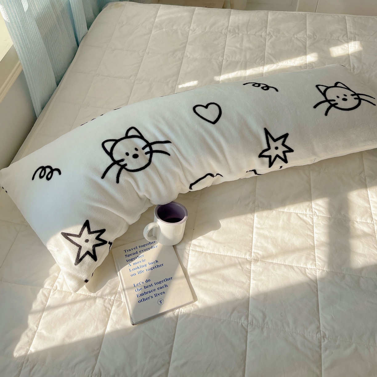 91家纺网 家纺一手货源 找家纺 六巷胡同 2025新款INS博主可爱风A类200g牛奶绒长条大抱枕 抱枕-可爱涂鸦集