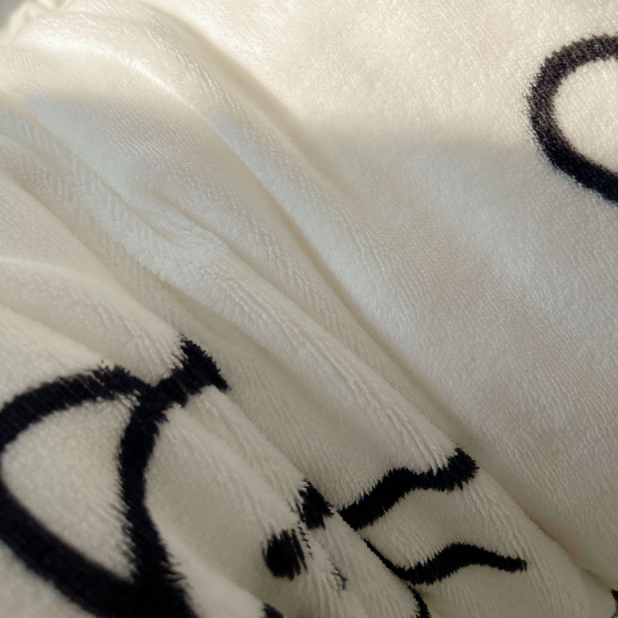 91家纺网 家纺一手货源 找家纺 六巷胡同 2025新款INS博主可爱风A类200g牛奶绒长条大抱枕 抱枕-可爱涂鸦集