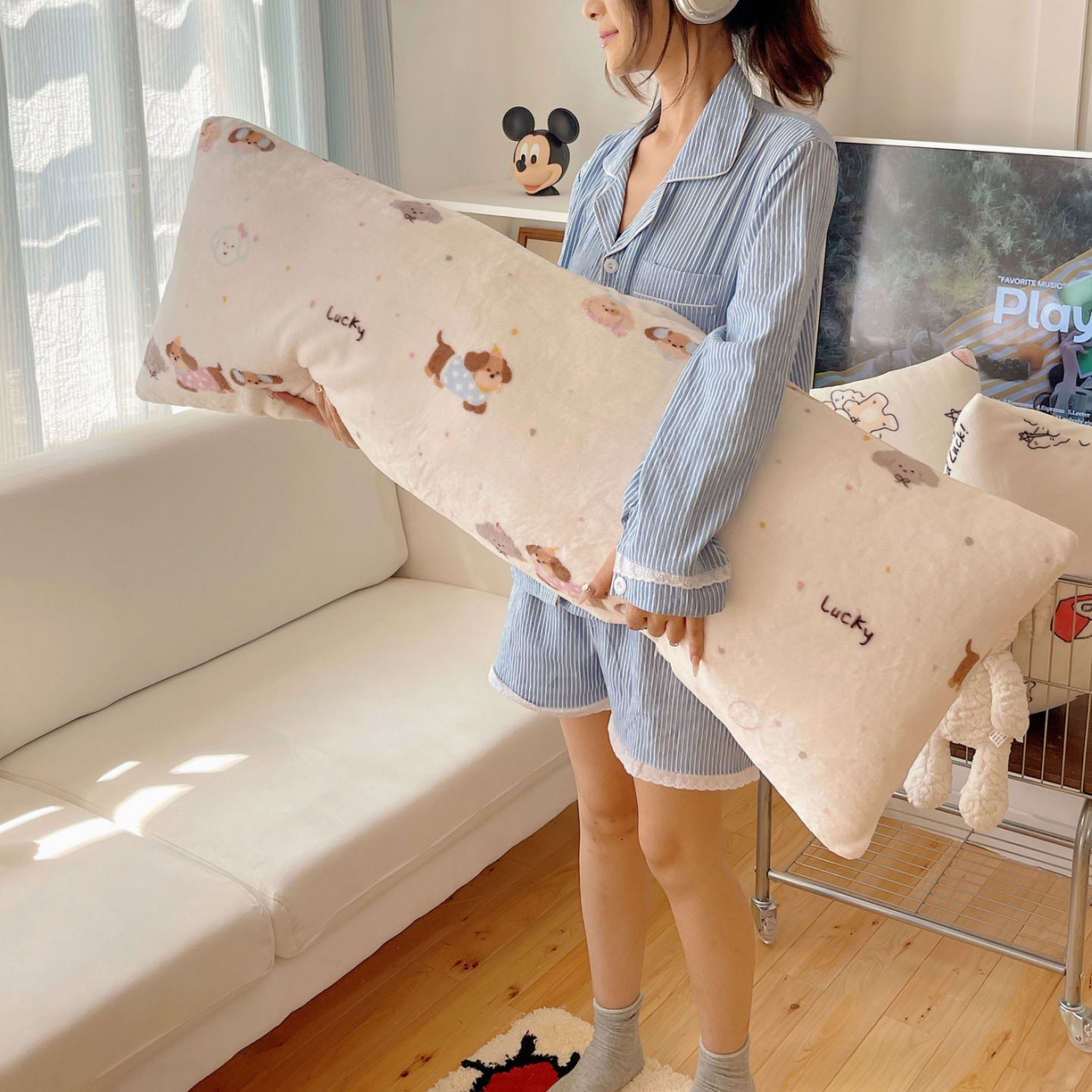 91家纺网 家纺一手货源 找家纺 六巷胡同 2025新款INS博主可爱风A类200g牛奶绒长条大抱枕 抱枕-腊肠狗联盟