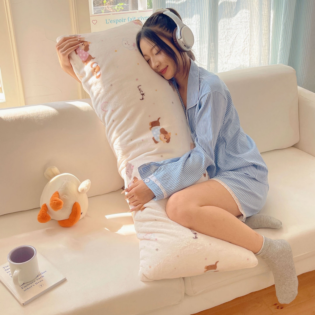 91家纺网 家纺一手货源 找家纺 六巷胡同 2025新款INS博主可爱风A类200g牛奶绒长条大抱枕 抱枕-腊肠狗联盟