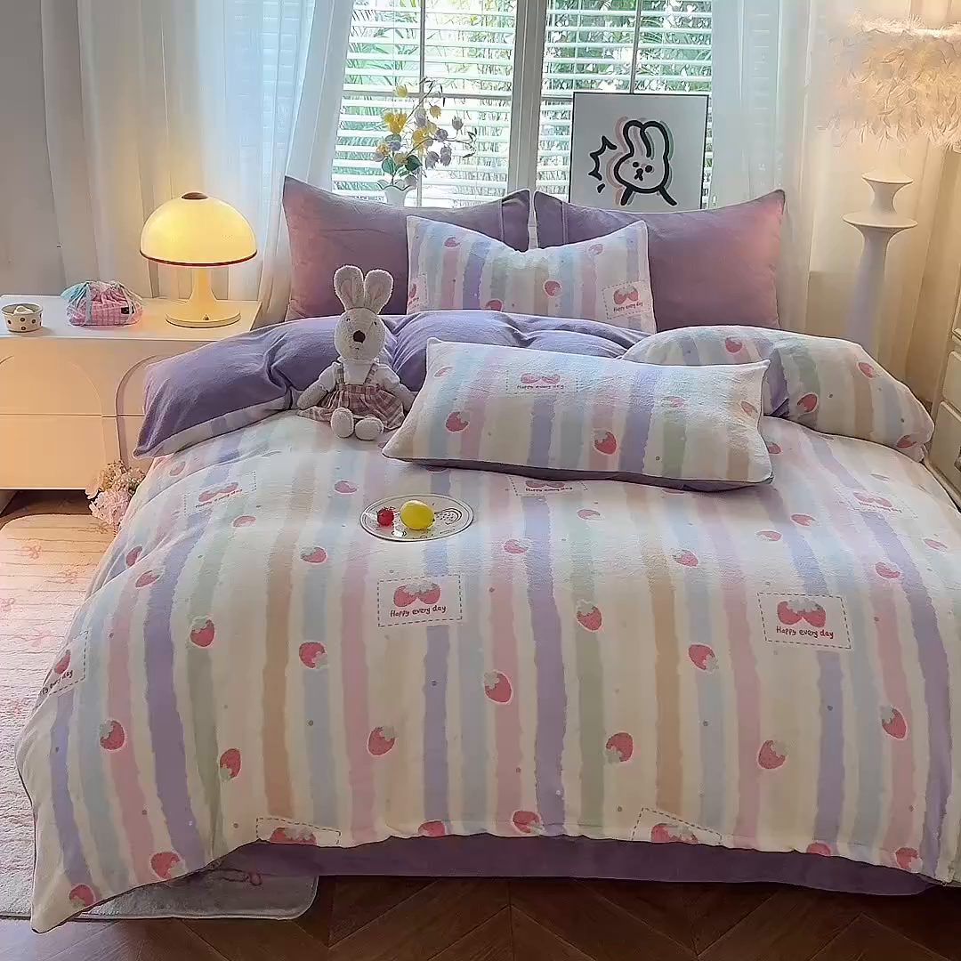 91家纺网 家纺一手货源 找家纺 九诺家纺 2025秋冬新款牛奶绒床单四件套【圆角吊边花边床单】 彩虹草莓
