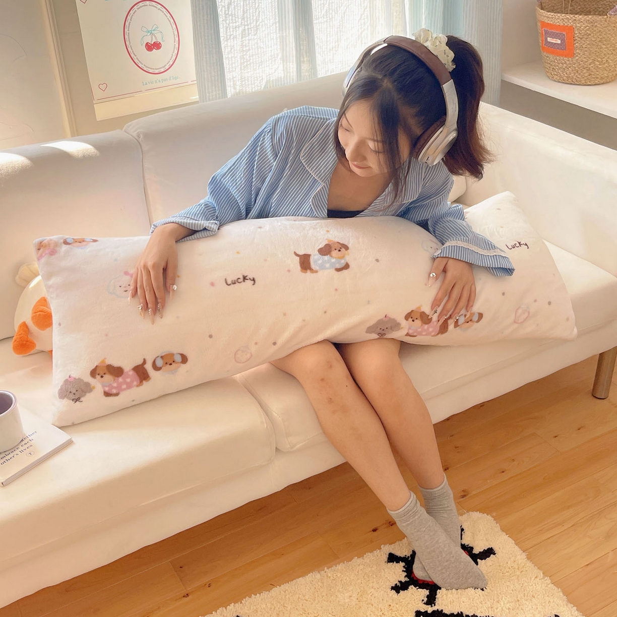 91家纺网 家纺一手货源 找家纺 六巷胡同 2025新款INS博主可爱风A类200g牛奶绒长条大抱枕 抱枕-腊肠狗联盟