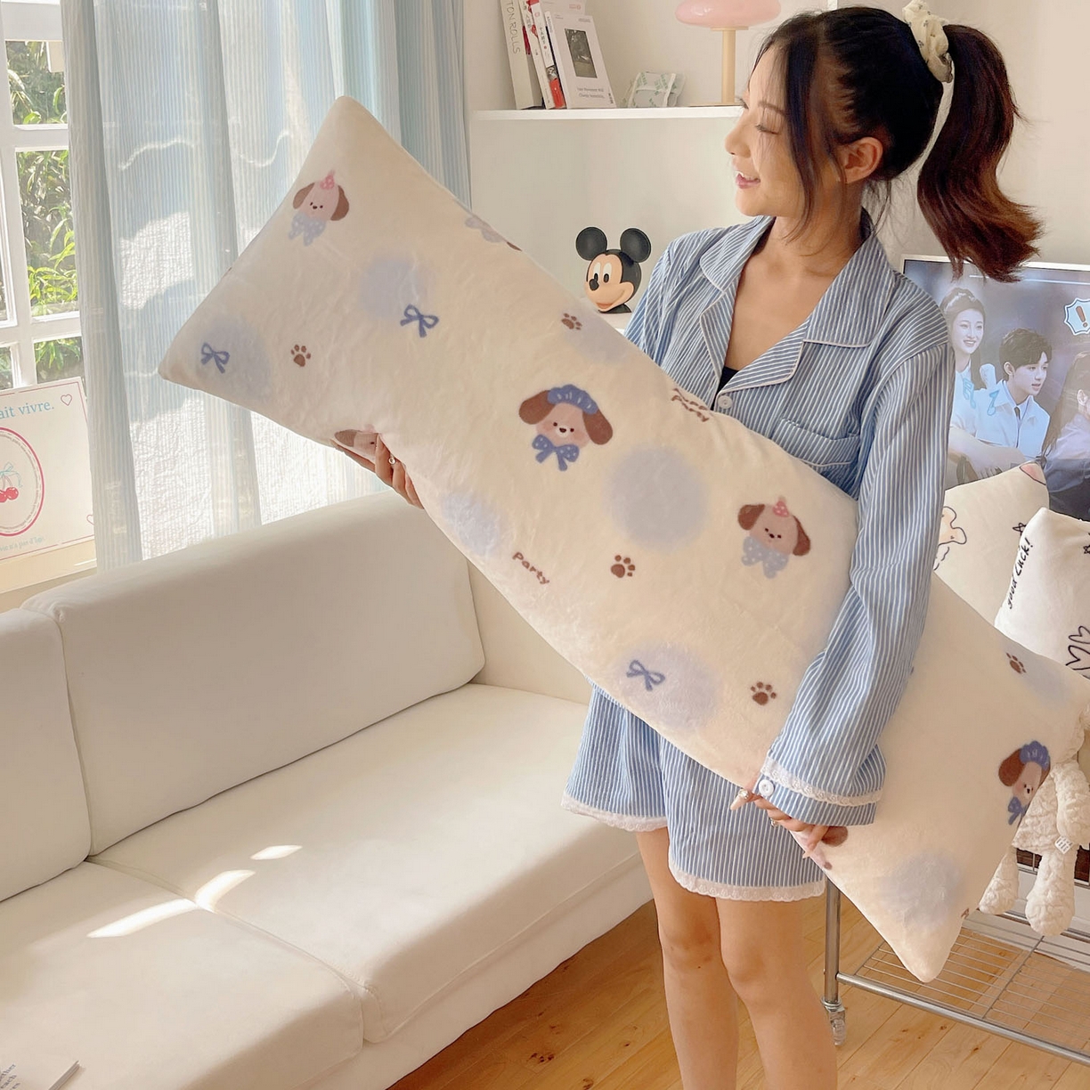 91家纺网 家纺一手货源 找家纺 六巷胡同 2025新款INS博主可爱风A类200g牛奶绒长条大抱枕 抱枕-蓝波点奶狗