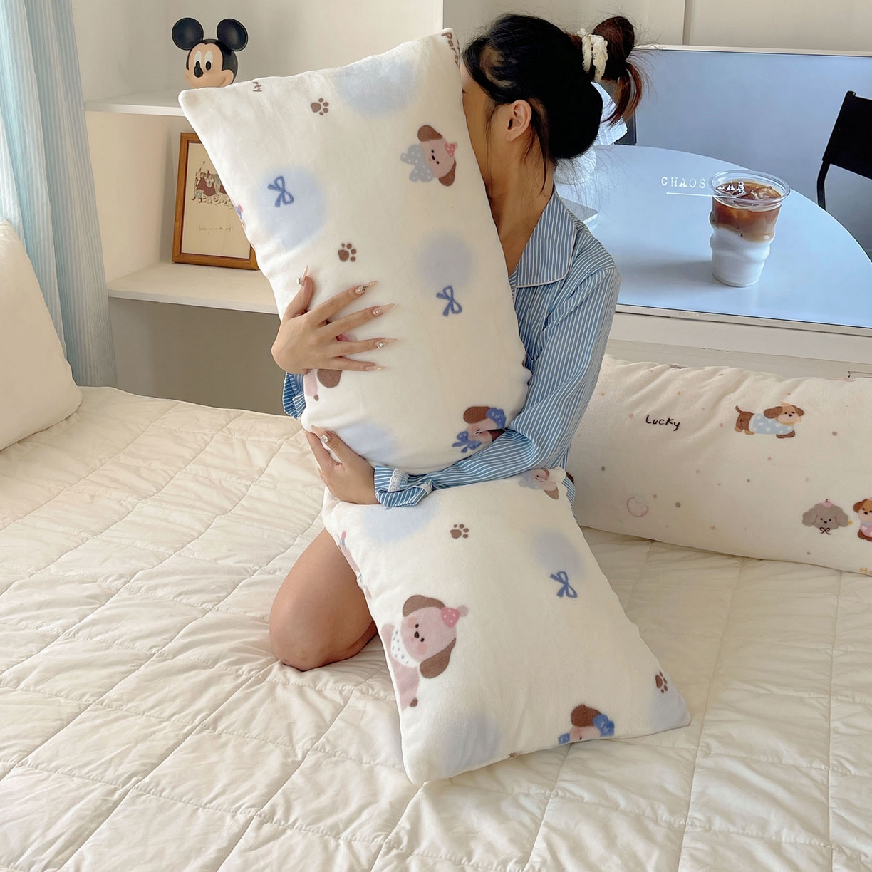 91家纺网 家纺一手货源 找家纺 六巷胡同 2025新款INS博主可爱风A类200g牛奶绒长条大抱枕 抱枕-蓝波点奶狗