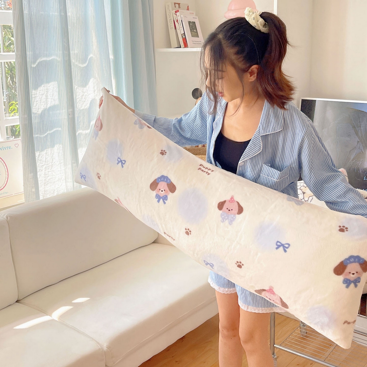 91家纺网 家纺一手货源 找家纺 六巷胡同 2025新款INS博主可爱风A类200g牛奶绒长条大抱枕 抱枕-蓝波点奶狗