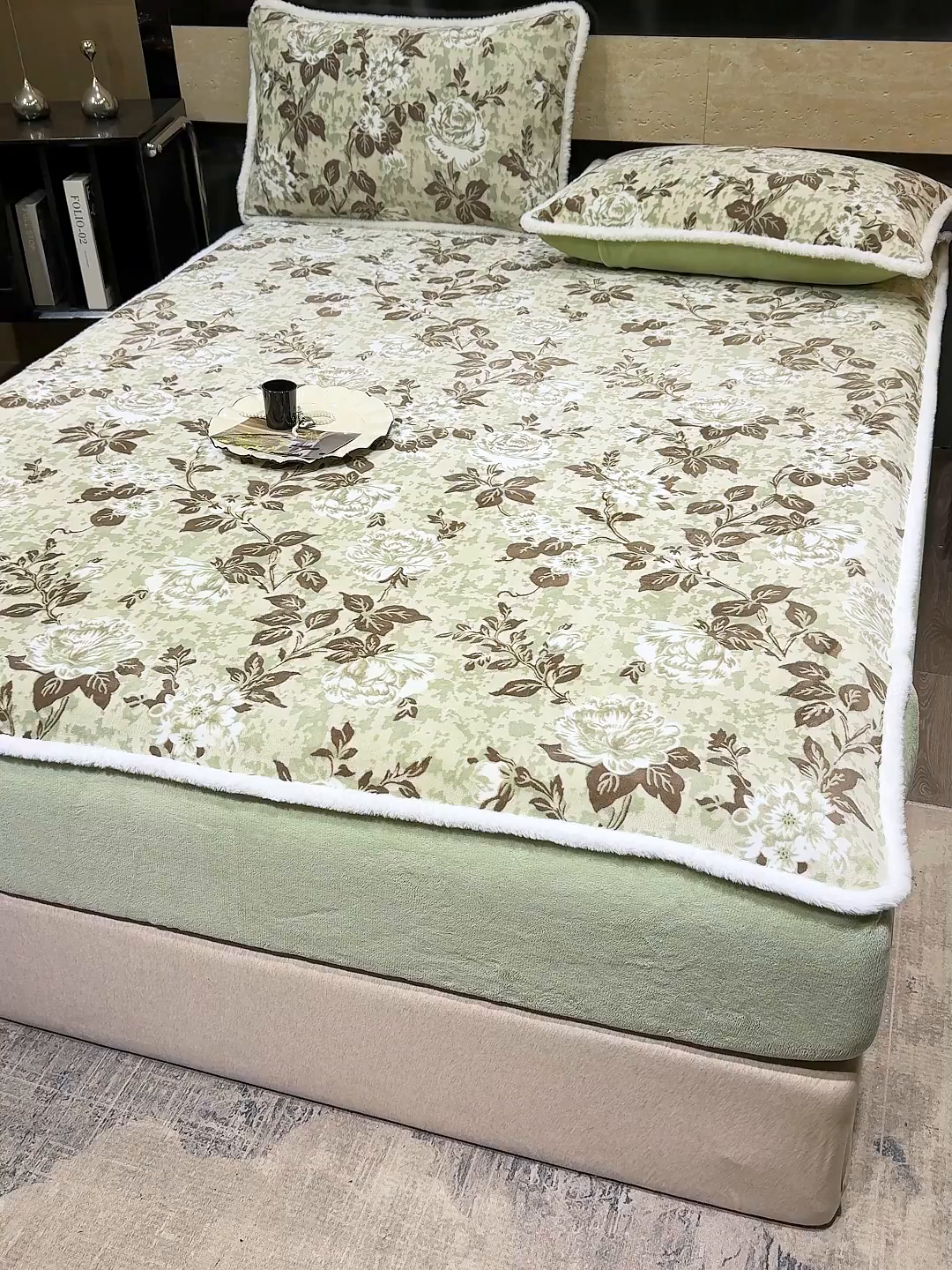 91家纺网 家纺一手货源 找家纺 鹿辉家居（原吉欧力） 2025新款牛奶绒雕花兔毛绒包边床笠 墨花如梦