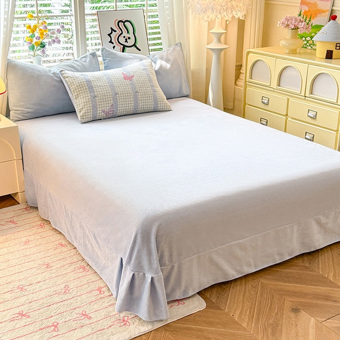 91家纺网 家纺一手货源 找家纺 九诺家纺 2025秋冬新款牛奶绒床单四件套【圆角吊边花边床单】 蝶舞格韵