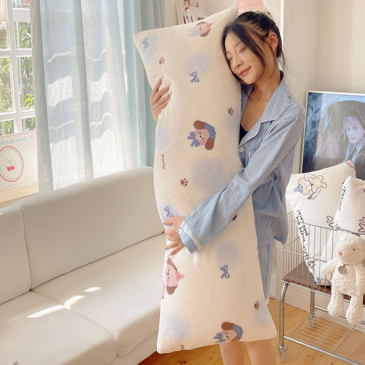 91家纺网 家纺一手货源 找家纺 六巷胡同 2025新款INS博主可爱风A类200g牛奶绒长条大抱枕 抱枕-蓝波点奶狗