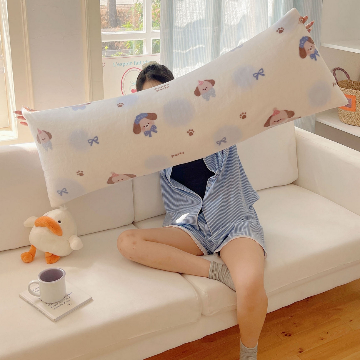 91家纺网 家纺一手货源 找家纺 六巷胡同 2025新款INS博主可爱风A类200g牛奶绒长条大抱枕 抱枕-蓝波点奶狗