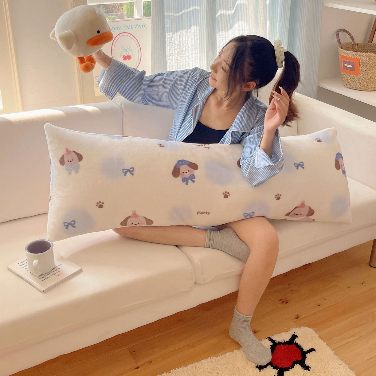 91家纺网 家纺一手货源 找家纺 六巷胡同 2025新款INS博主可爱风A类200g牛奶绒长条大抱枕 抱枕-蓝波点奶狗