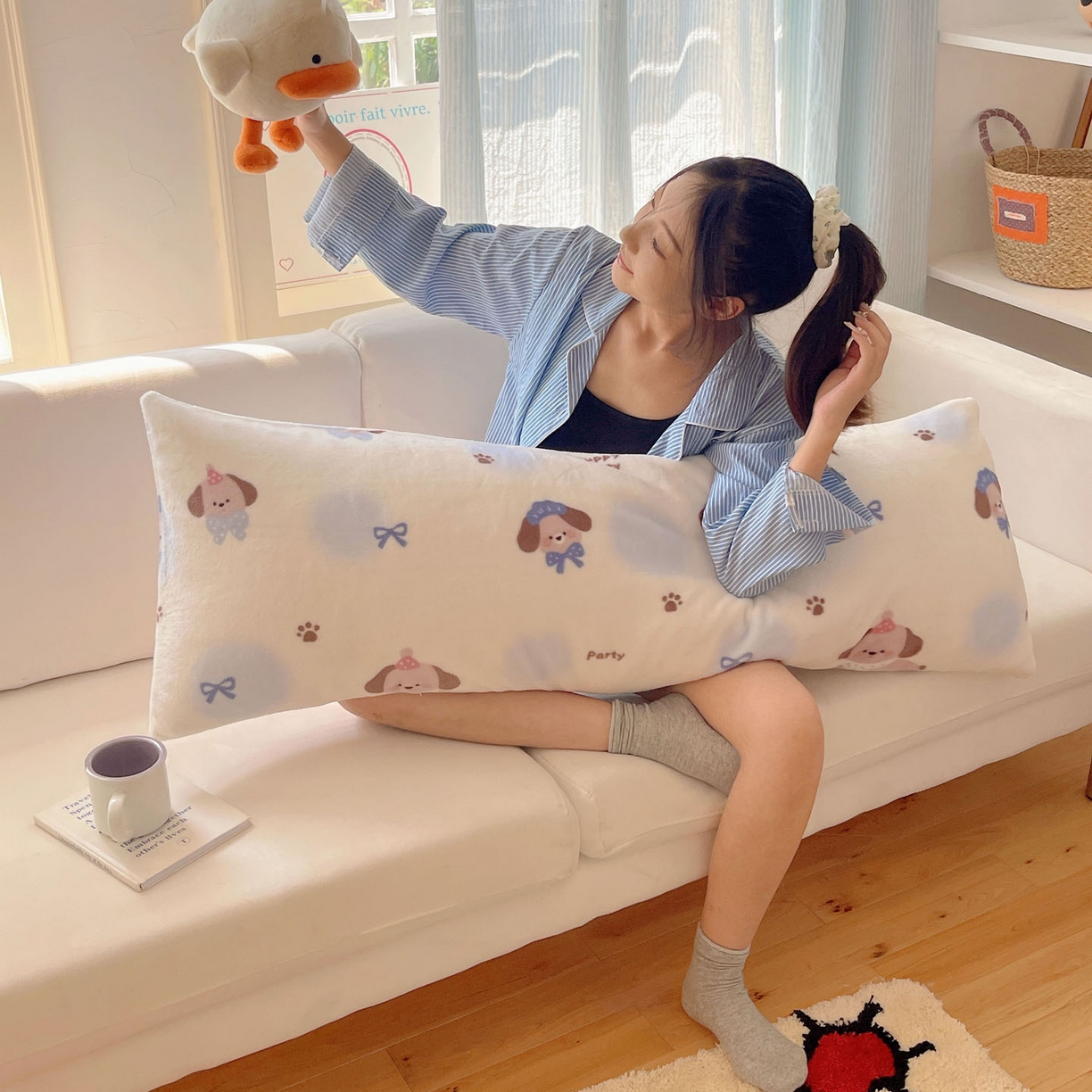 91家纺网 家纺一手货源 找家纺 六巷胡同 2025新款INS博主可爱风A类200g牛奶绒长条大抱枕 抱枕-蓝波点奶狗