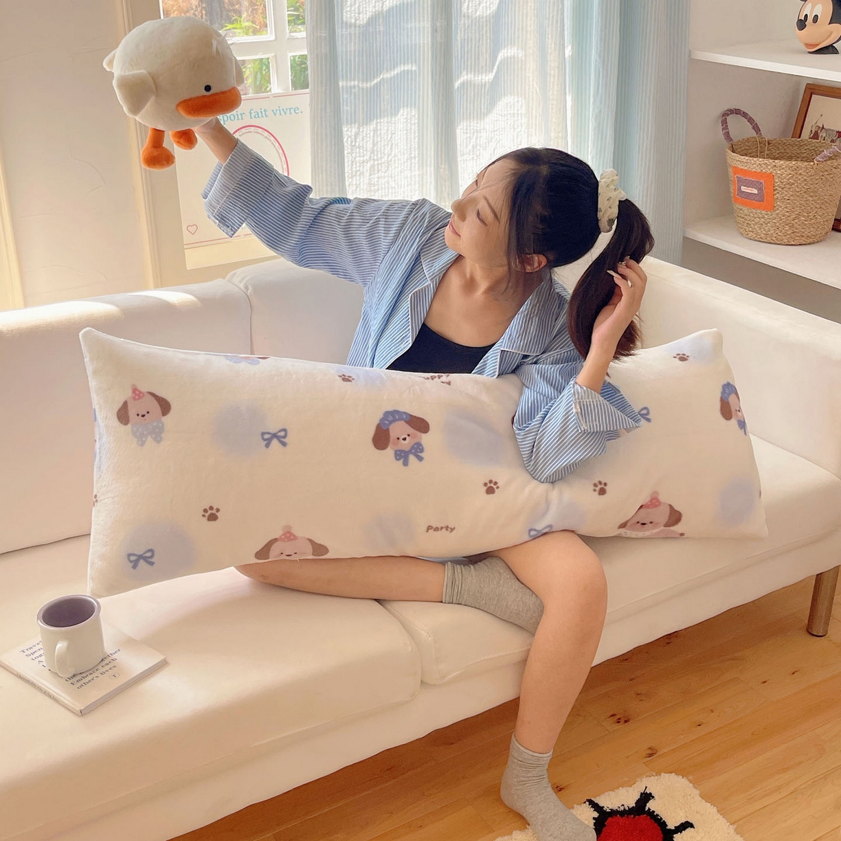 91家纺网 家纺一手货源 找家纺 六巷胡同 2025新款INS博主可爱风A类200g牛奶绒长条大抱枕 抱枕-蓝波点奶狗