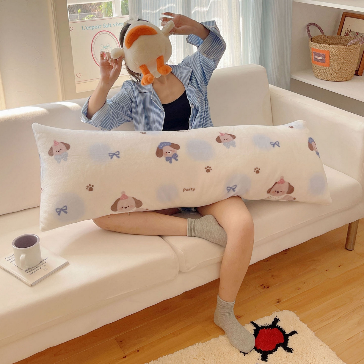 91家纺网 家纺一手货源 找家纺 六巷胡同 2025新款INS博主可爱风A类200g牛奶绒长条大抱枕 抱枕-蓝波点奶狗