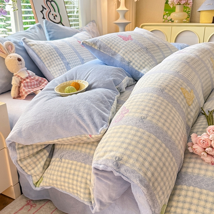 91家纺网 家纺一手货源 找家纺 九诺家纺 2025秋冬新款牛奶绒床单四件套【圆角吊边花边床单】 蝶舞格韵