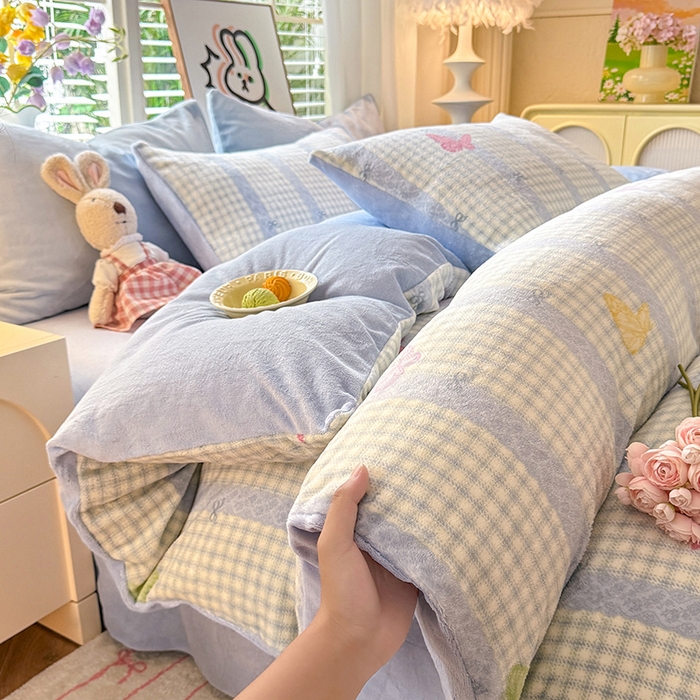 91家纺网 家纺一手货源 找家纺 九诺家纺 2025秋冬新款牛奶绒床单四件套【圆角吊边花边床单】 蝶舞格韵