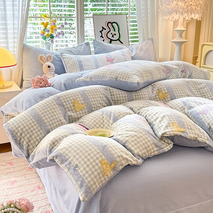 91家纺网 家纺一手货源 找家纺 九诺家纺 2025秋冬新款牛奶绒床单四件套【圆角吊边花边床单】 蝶舞格韵