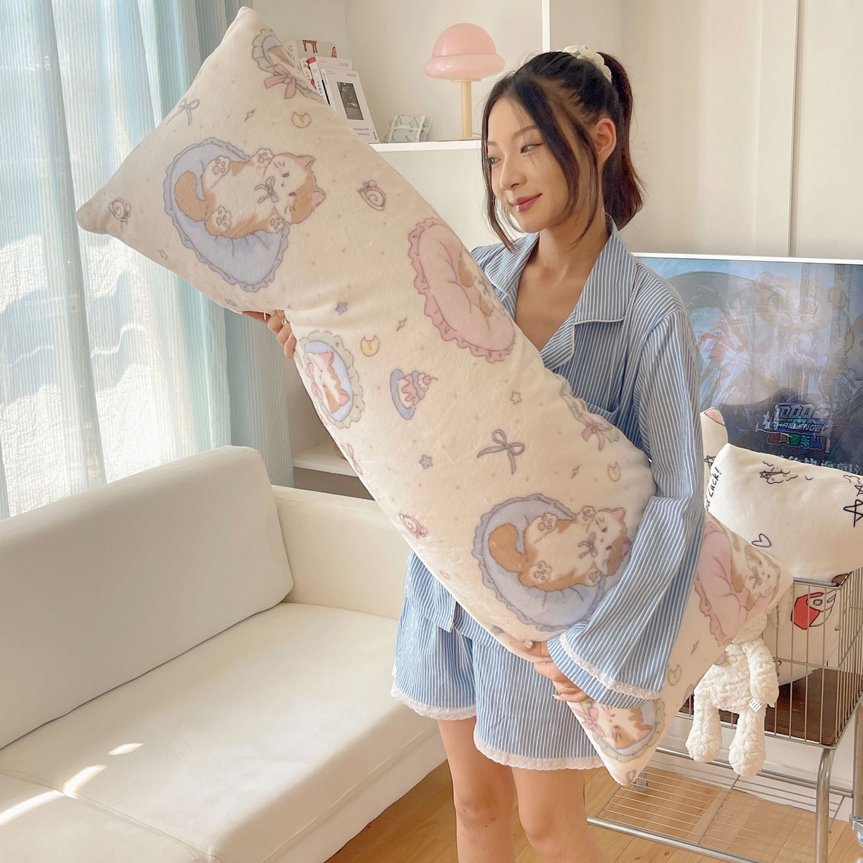 91家纺网 家纺一手货源 找家纺 六巷胡同 2025新款INS博主可爱风A类200g牛奶绒长条大抱枕 抱枕-萝莉猫咪崽