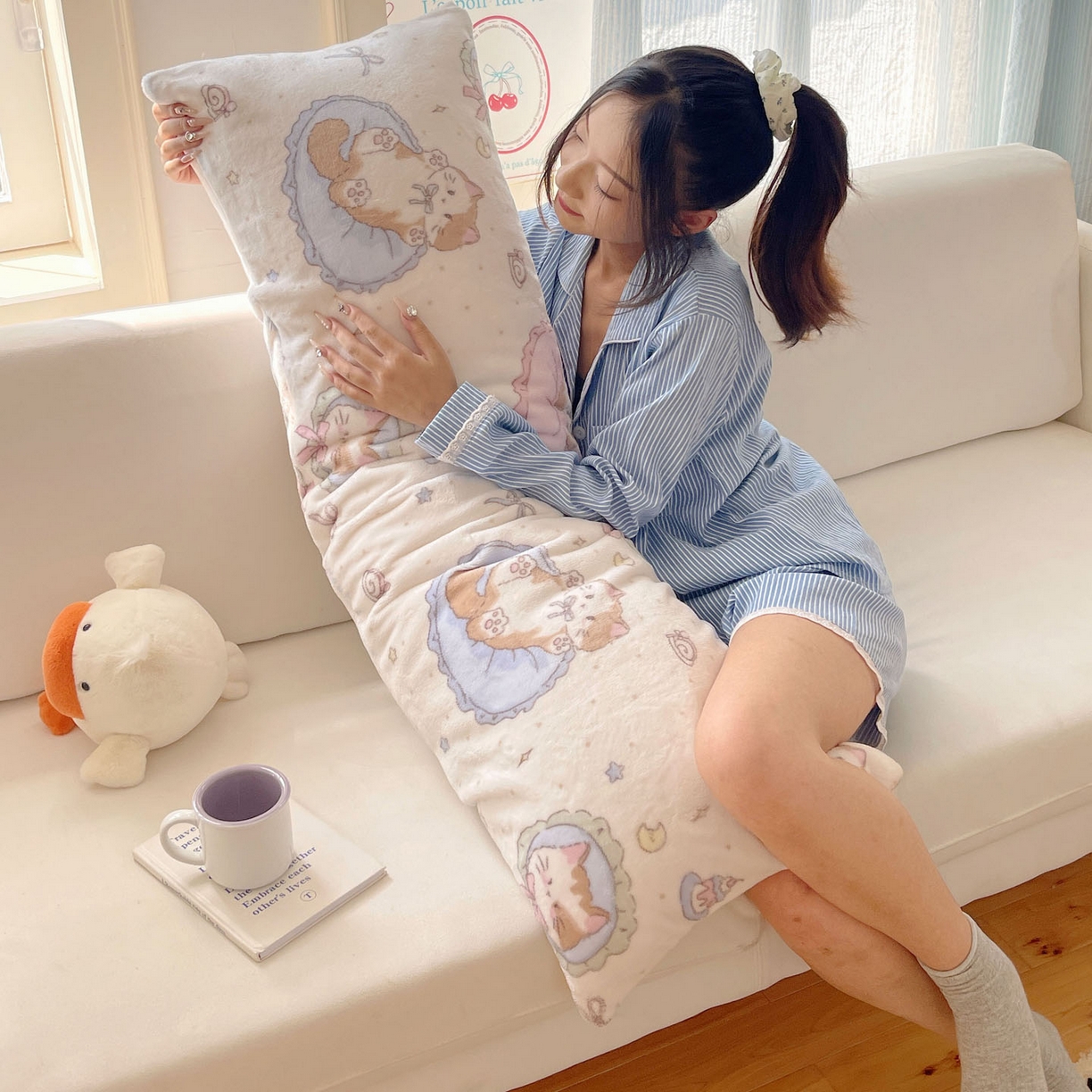 91家纺网 家纺一手货源 找家纺 六巷胡同 2025新款INS博主可爱风A类200g牛奶绒长条大抱枕 抱枕-萝莉猫咪崽