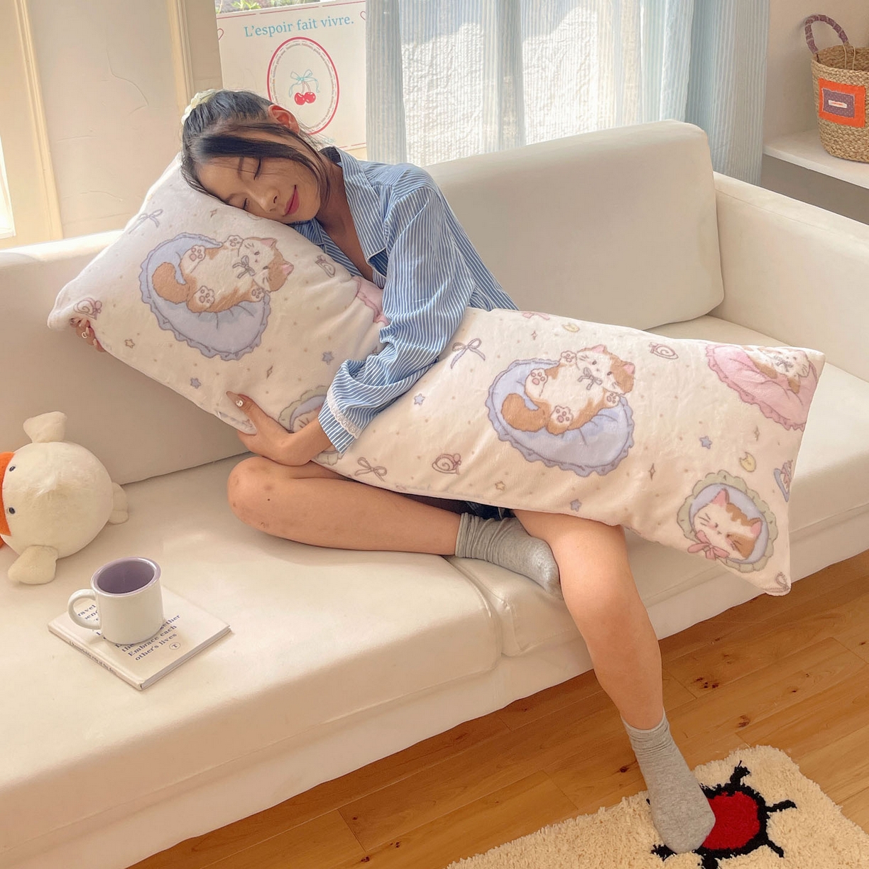 91家纺网 家纺一手货源 找家纺 六巷胡同 2025新款INS博主可爱风A类200g牛奶绒长条大抱枕 抱枕-萝莉猫咪崽