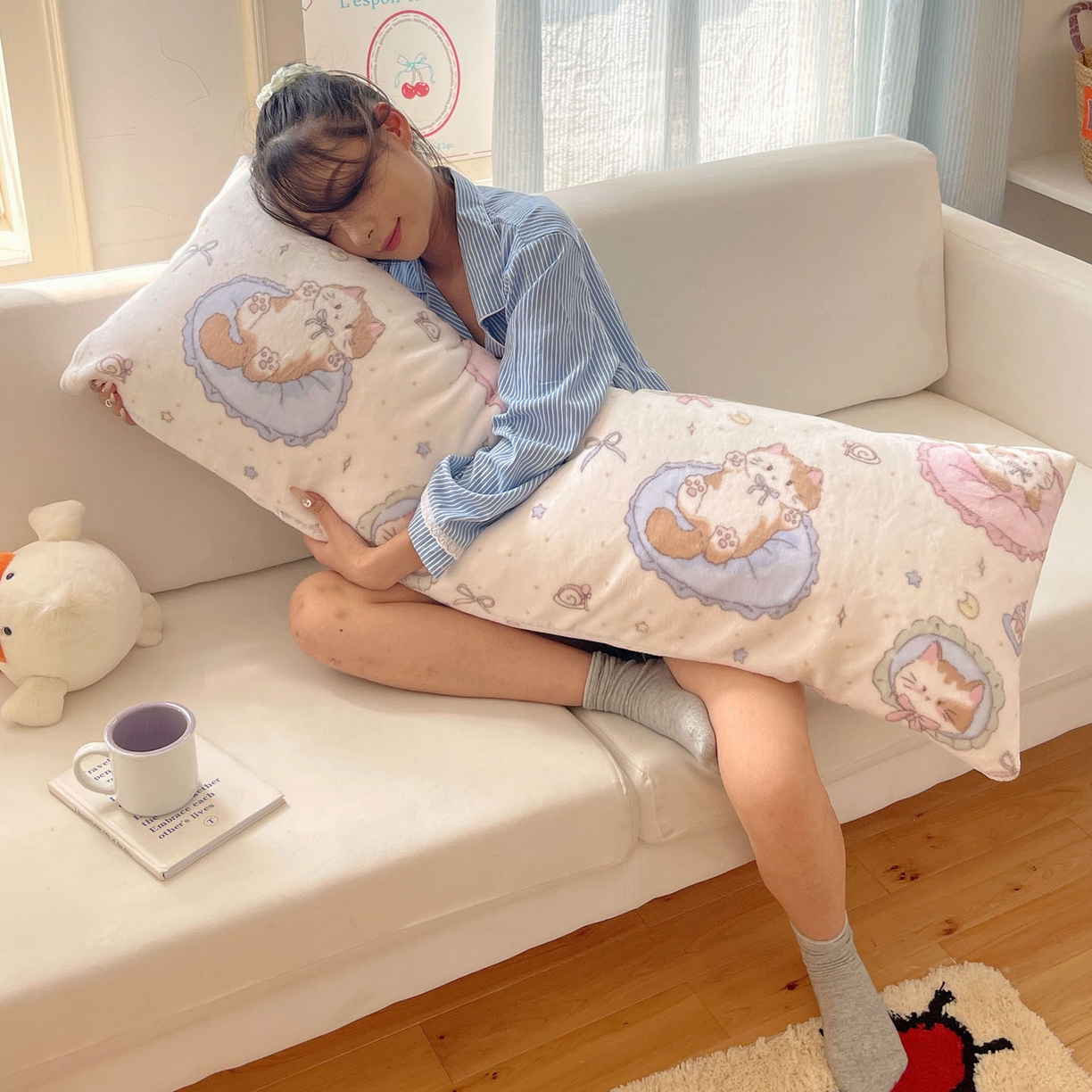 91家纺网 家纺一手货源 找家纺 六巷胡同 2025新款INS博主可爱风A类200g牛奶绒长条大抱枕 抱枕-萝莉猫咪崽