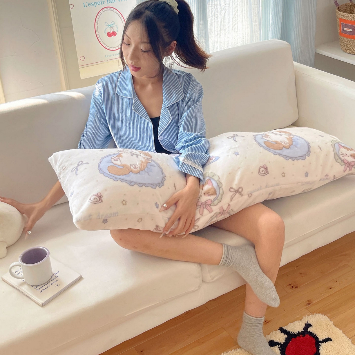 91家纺网 家纺一手货源 找家纺 六巷胡同 2025新款INS博主可爱风A类200g牛奶绒长条大抱枕 抱枕-萝莉猫咪崽