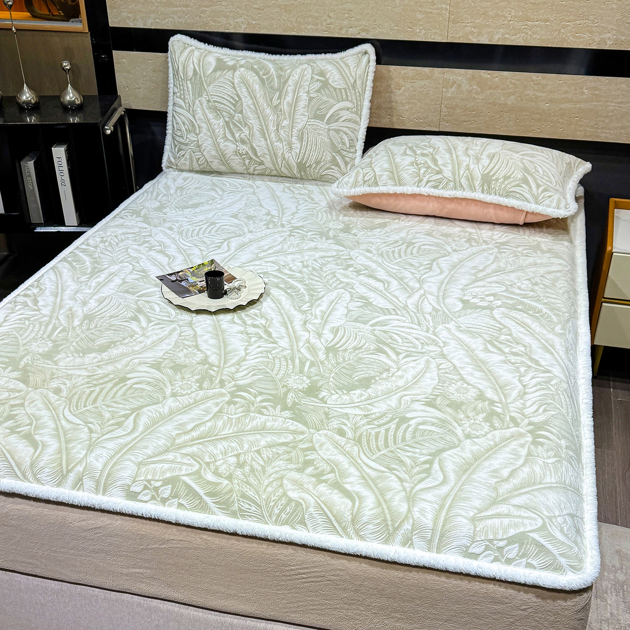 91家纺网 家纺一手货源 找家纺 鹿辉家居（原吉欧力） 2025新款牛奶绒雕花兔毛绒包边床笠 暖意浓浓