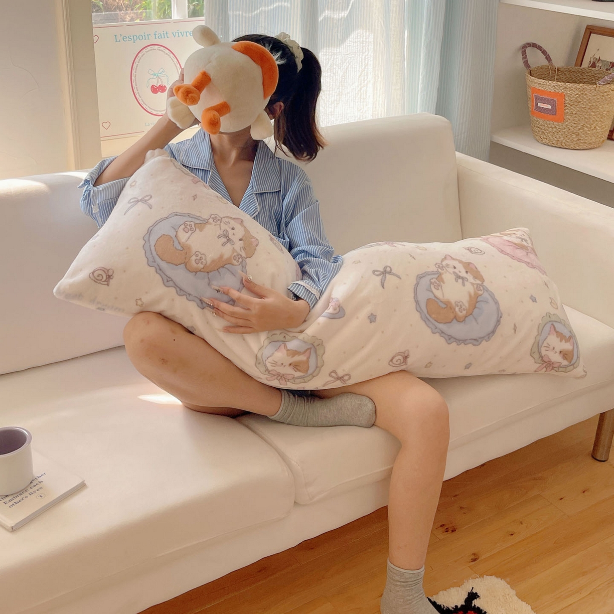 91家纺网 家纺一手货源 找家纺 六巷胡同 2025新款INS博主可爱风A类200g牛奶绒长条大抱枕 抱枕-萝莉猫咪崽