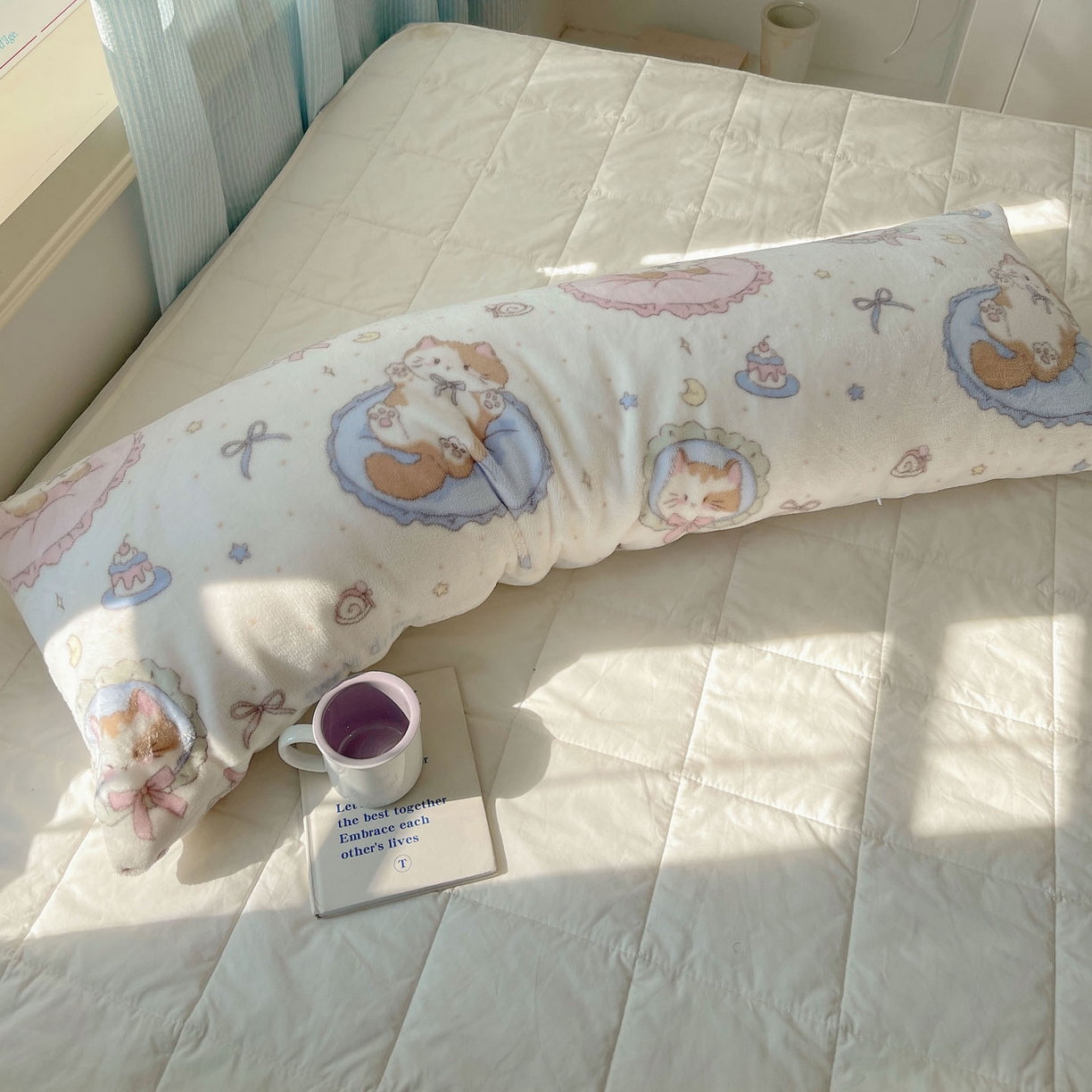 91家纺网 家纺一手货源 找家纺 六巷胡同 2025新款INS博主可爱风A类200g牛奶绒长条大抱枕 抱枕-萝莉猫咪崽