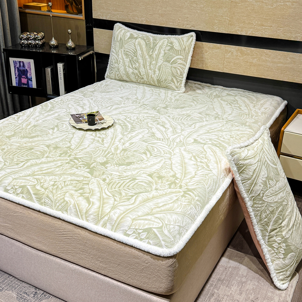 91家纺网 家纺一手货源 找家纺 鹿辉家居（原吉欧力） 2025新款牛奶绒雕花兔毛绒包边床笠 暖意浓浓