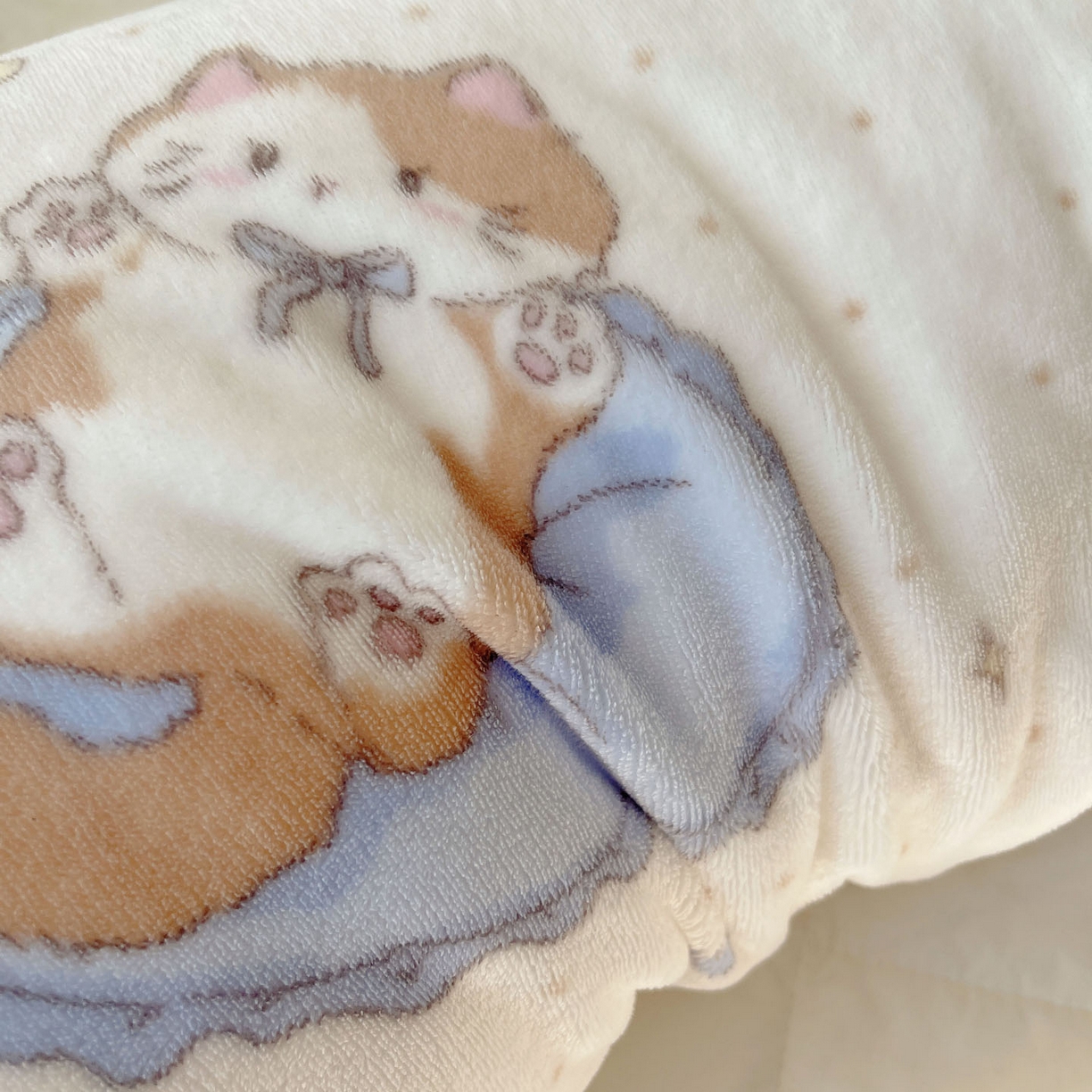 91家纺网 家纺一手货源 找家纺 六巷胡同 2025新款INS博主可爱风A类200g牛奶绒长条大抱枕 抱枕-萝莉猫咪崽