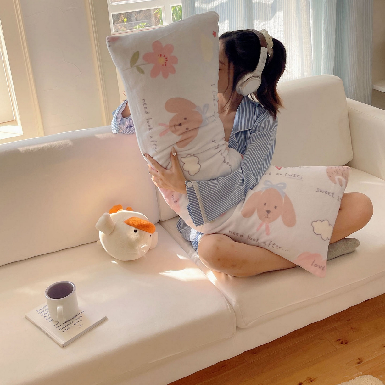 91家纺网 家纺一手货源 找家纺 六巷胡同 2025新款INS博主可爱风A类200g牛奶绒长条大抱枕 抱枕-猫狗小课堂