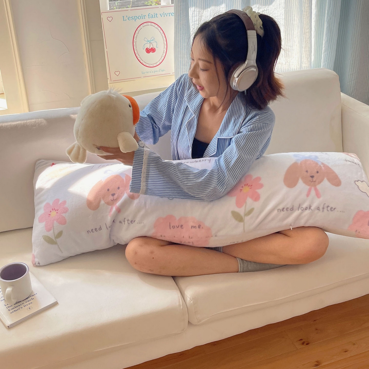 91家纺网 家纺一手货源 找家纺 六巷胡同 2025新款INS博主可爱风A类200g牛奶绒长条大抱枕 抱枕-猫狗小课堂