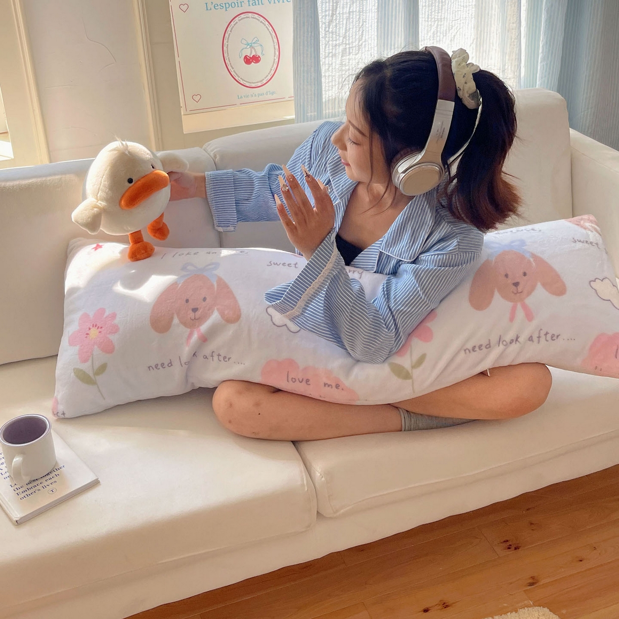 91家纺网 家纺一手货源 找家纺 六巷胡同 2025新款INS博主可爱风A类200g牛奶绒长条大抱枕 抱枕-猫狗小课堂