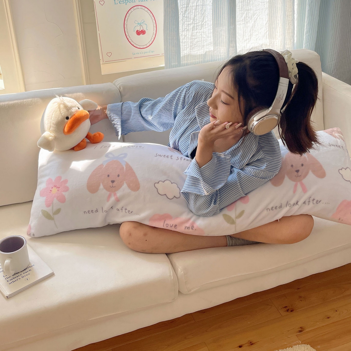 91家纺网 家纺一手货源 找家纺 六巷胡同 2025新款INS博主可爱风A类200g牛奶绒长条大抱枕 抱枕-猫狗小课堂