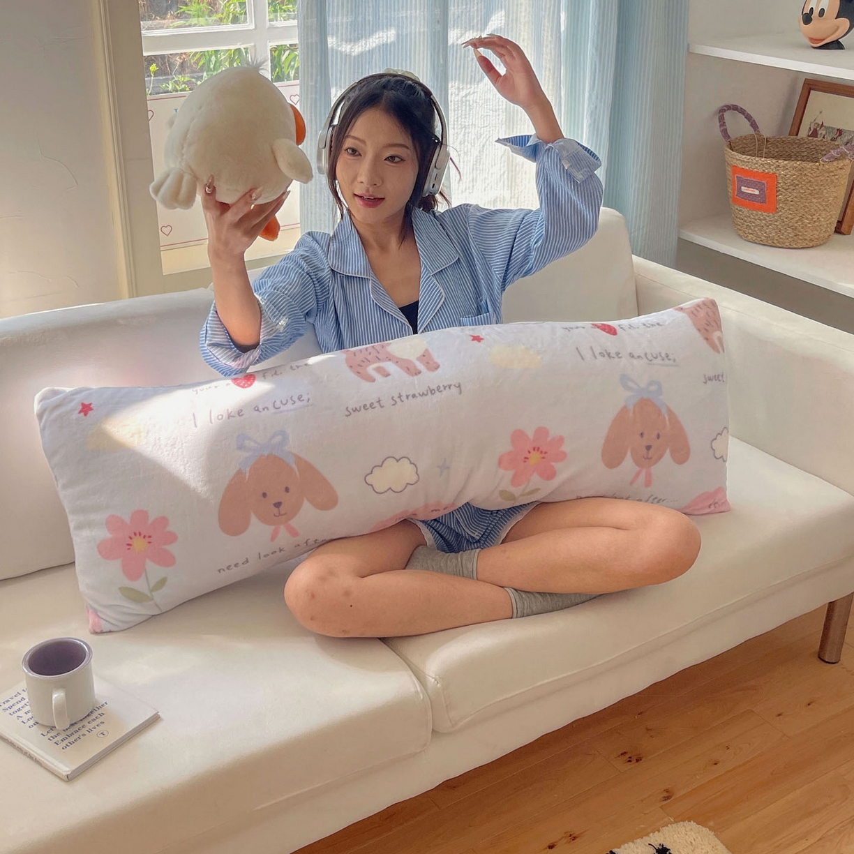 91家纺网 家纺一手货源 找家纺 六巷胡同 2025新款INS博主可爱风A类200g牛奶绒长条大抱枕 抱枕-猫狗小课堂