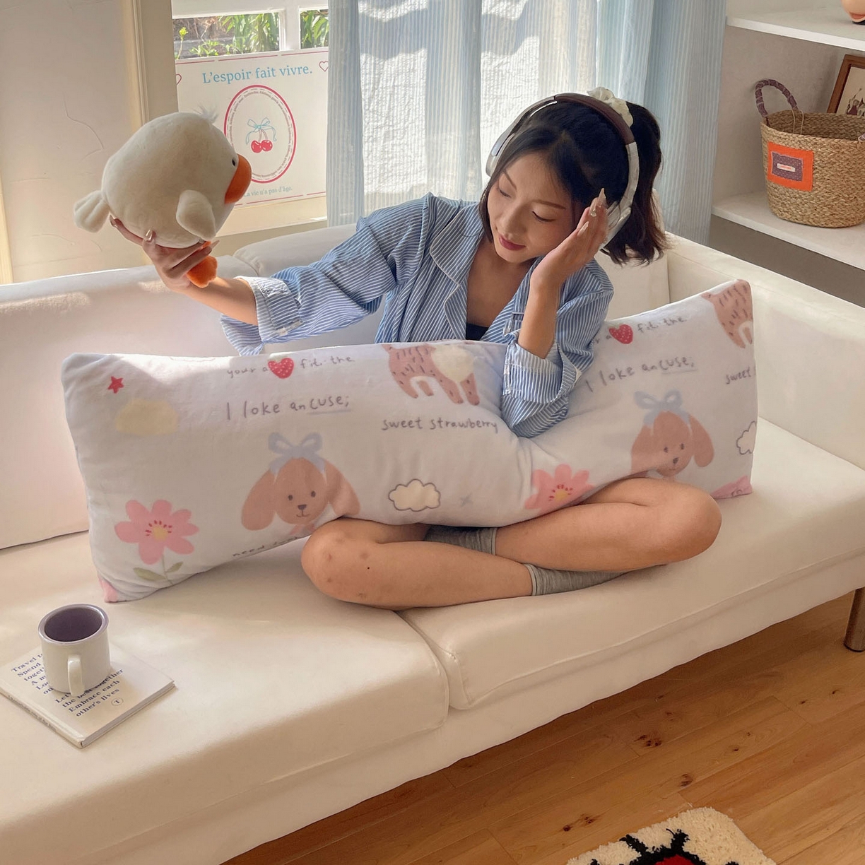 91家纺网 家纺一手货源 找家纺 六巷胡同 2025新款INS博主可爱风A类200g牛奶绒长条大抱枕 抱枕-猫狗小课堂