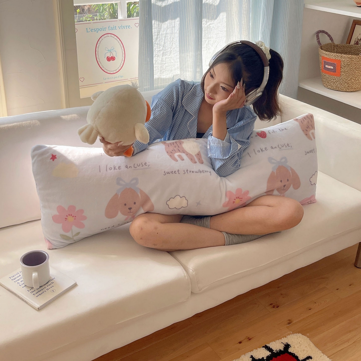 91家纺网 家纺一手货源 找家纺 六巷胡同 2025新款INS博主可爱风A类200g牛奶绒长条大抱枕 抱枕-猫狗小课堂