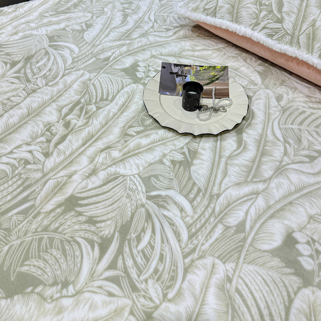 91家纺网 家纺一手货源 找家纺 鹿辉家居（原吉欧力） 2025新款牛奶绒雕花兔毛绒包边床笠 暖意浓浓