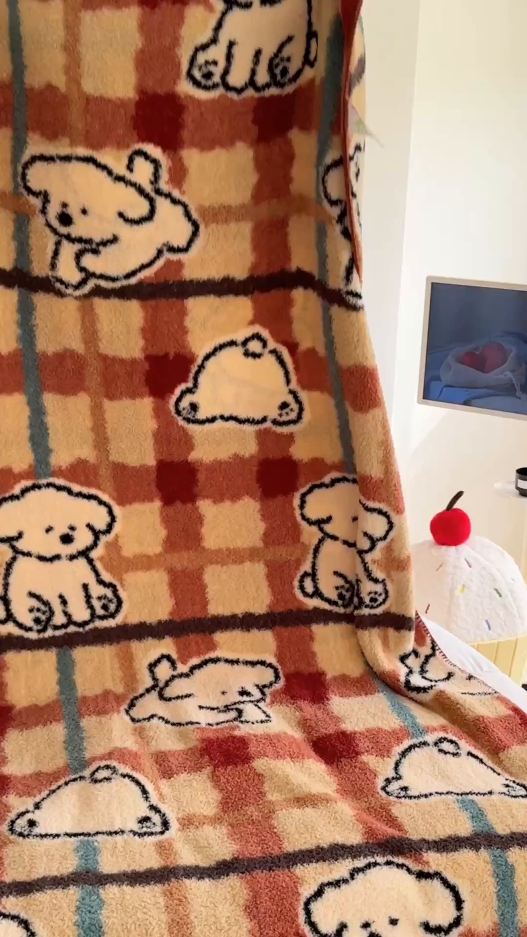 91家纺网 家纺一手货源 找家纺 舒隅家纺 2025新款A类卡通休闲半边绒三角针毛毯 线条小狗-红