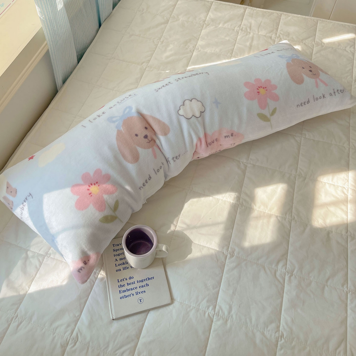 91家纺网 家纺一手货源 找家纺 六巷胡同 2025新款INS博主可爱风A类200g牛奶绒长条大抱枕 抱枕-猫狗小课堂