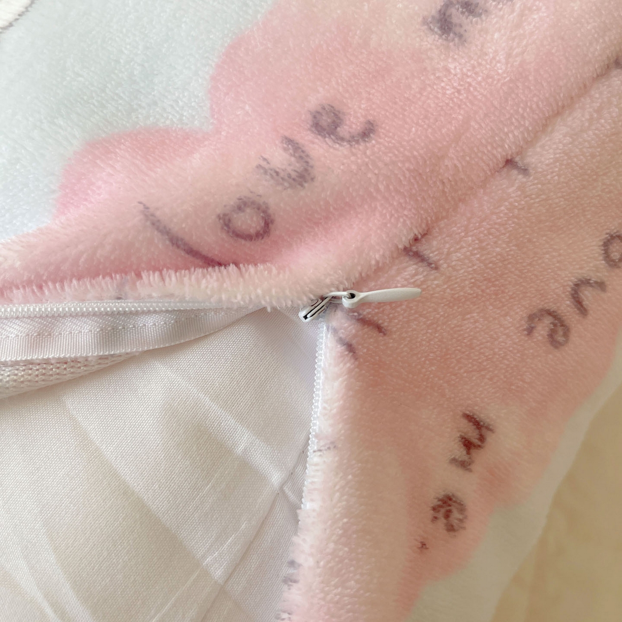 91家纺网 家纺一手货源 找家纺 六巷胡同 2025新款INS博主可爱风A类200g牛奶绒长条大抱枕 抱枕-猫狗小课堂