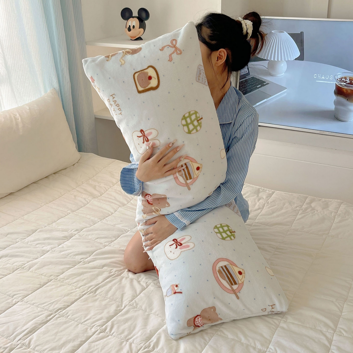 91家纺网 家纺一手货源 找家纺 六巷胡同 2025新款INS博主可爱风A类200g牛奶绒长条大抱枕 抱枕-萌趣宠物趴